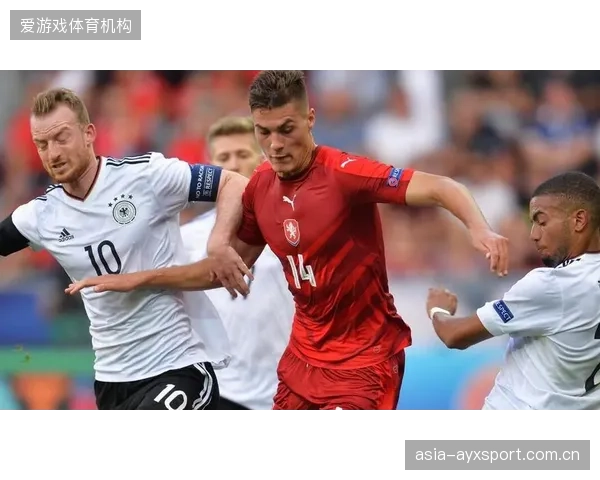 韩国队与墨西哥队都将面临捷克锋霸希克的考验，如何限制其在禁区内的抢点是小组赛出线的关键一环。